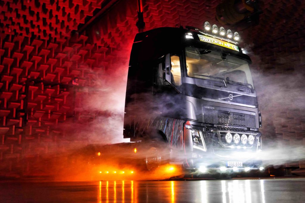 Volvo Trucks presenta el FH16 Swedish Metal, diseñado en colaboración con el cantante de la banda sueca de rock duro, In Flames, todo en él gira en torno a la estética más dura del rock.