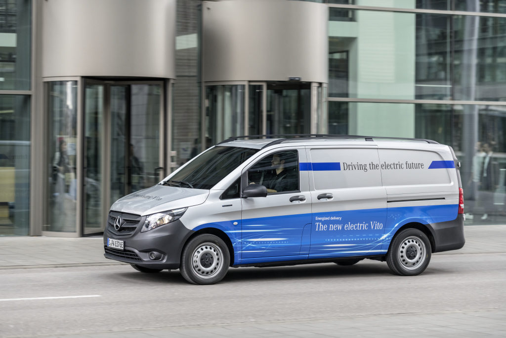 Mercedes-Benz pone en marcha la eVito con 150 kilómetros de autonomía y un precio de salida de 42.900 euros o 439 euros/mes, que incluyen el vehículo, asesoramiento sobre el vehículo y la infraestructura de carga y un conjunto de soluciones digitales para la mayor eficiencia de la furgoneta.
