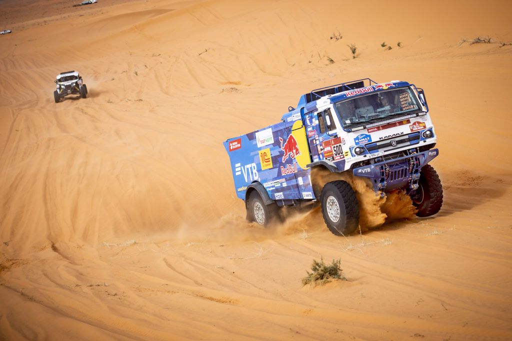 La etapa 6 del Dakar ha terminado con una nueva victoria de etapa de Karginov, de equipo KAMAZ, y el abandono del vencedor de cuatro ediciones del Dakar, Nikolaev.